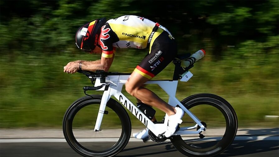 Nils Frommhold en route vers un temps intermédiaire de 4:09:30 (et une victoire de course) au Challenge Roth