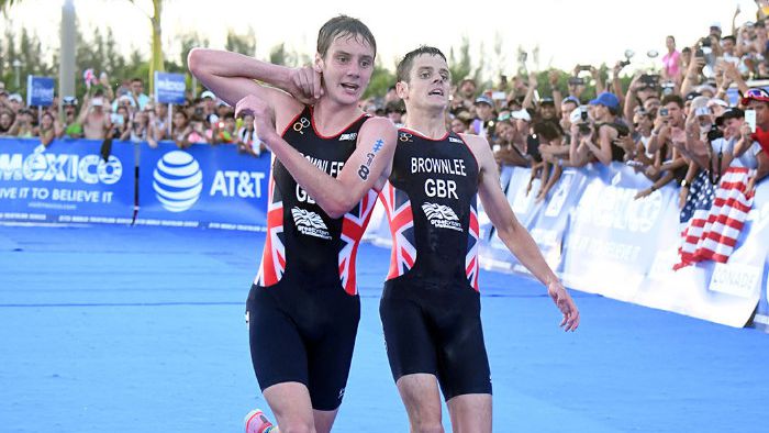 Alistair Brownlee helps Jonathan Brownlee at ITU Cozumel