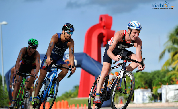 Alistair Brownlee sets the pace at the 2016 World Triathlon Series Grand Final Cozumel