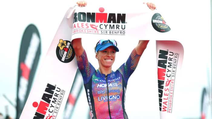 TENBY, GALES - 15 DE SEPTIEMBRE: Simone Mitchell de Gran Bretaña celebra su victoria en la carrera profesional femenina durante el IRONMAN Wales el 15 de septiembre de 2019 en Tenby, Gales.  (Foto de Charlie Crowhurst/Getty Images para IRONMAN)