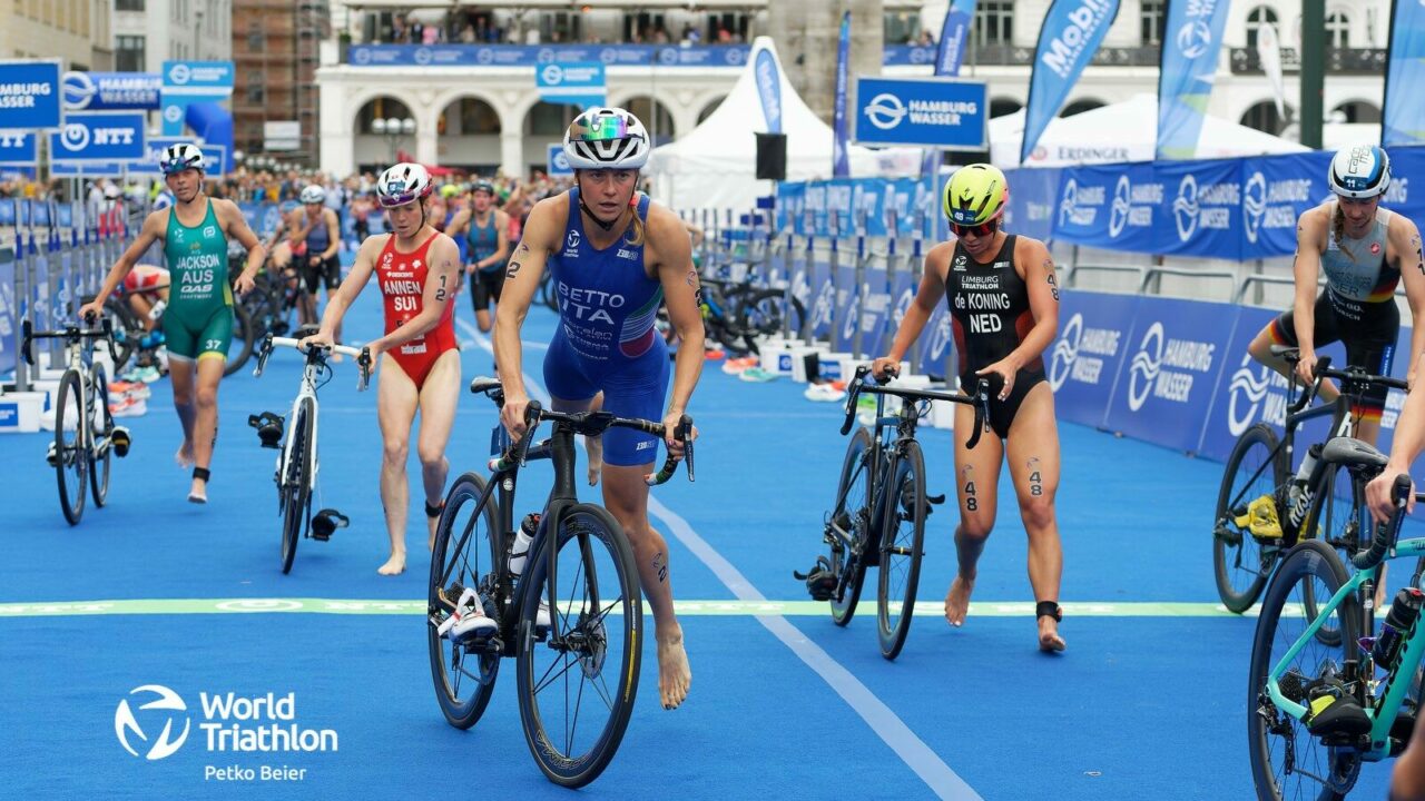 Barbara De Koning racing at WTCS Hamburg 2022