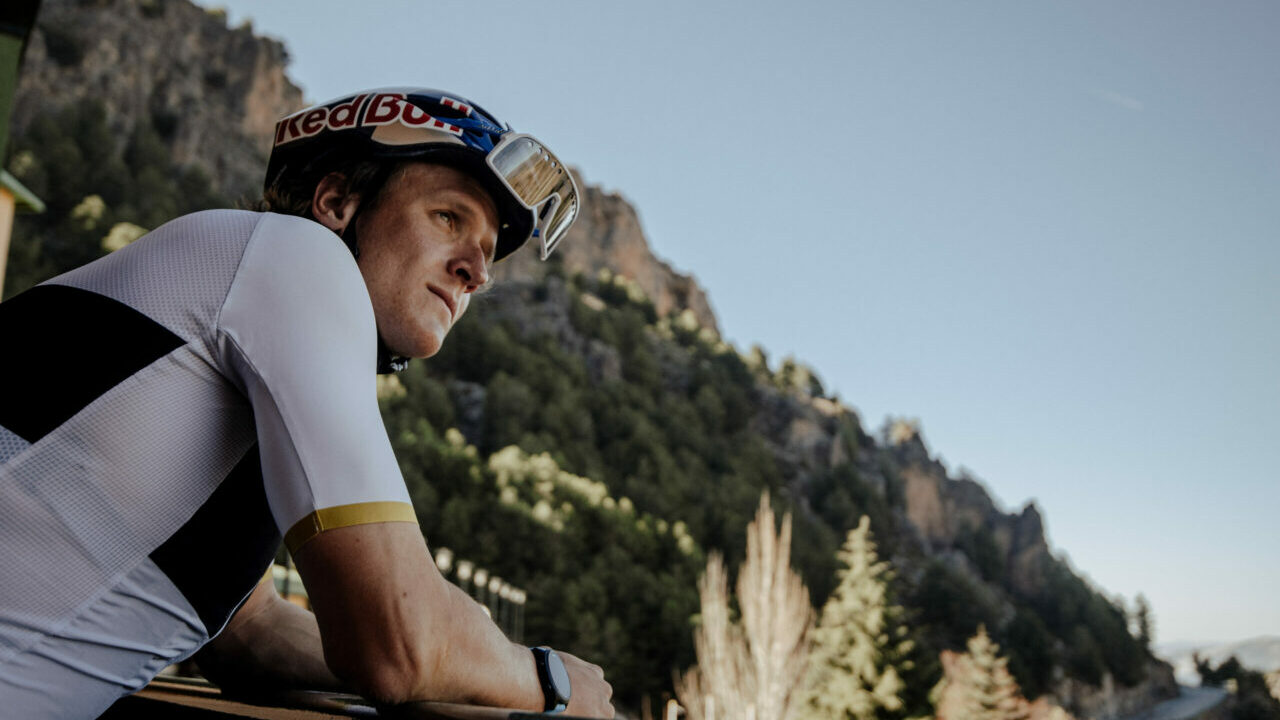 Kristian Blummenfelt con casco de ciclismo Red Bull