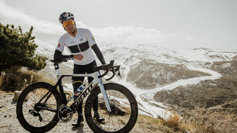 Kristian Blummenfelt bike training (Giant / SRAM Red Bull)