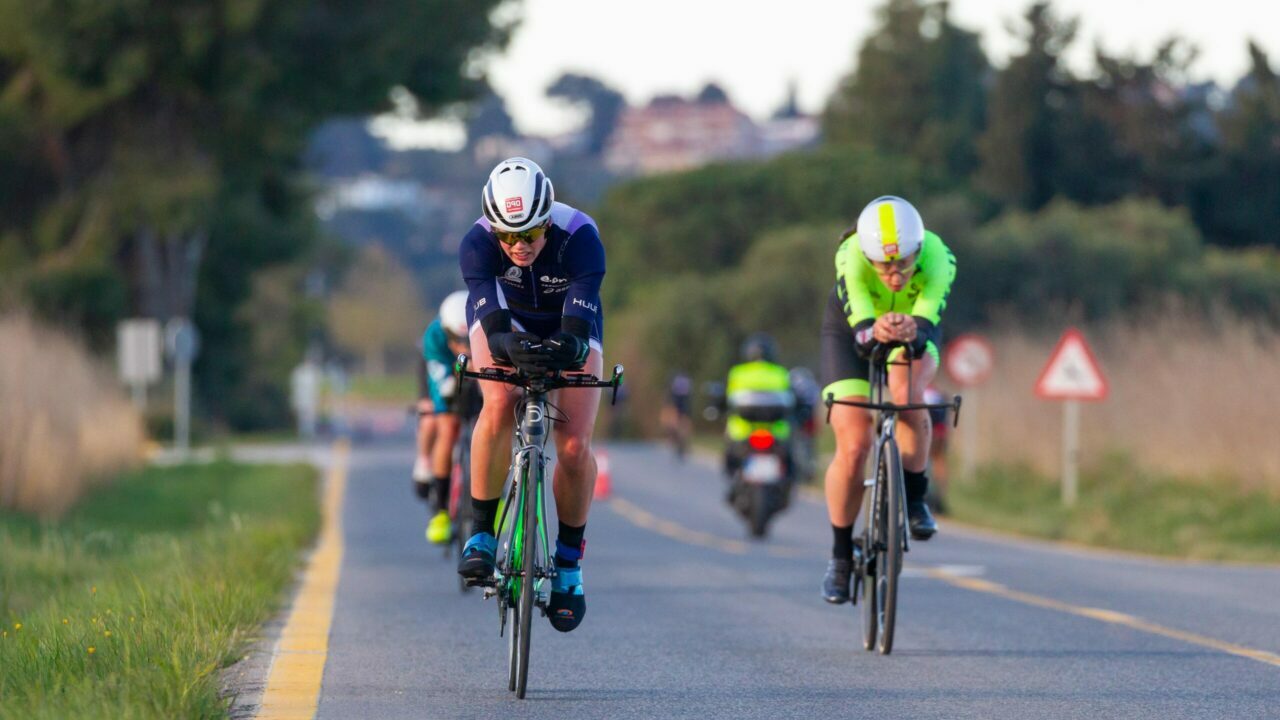 Challenge Salou 2022: India Lee (right) on the bike