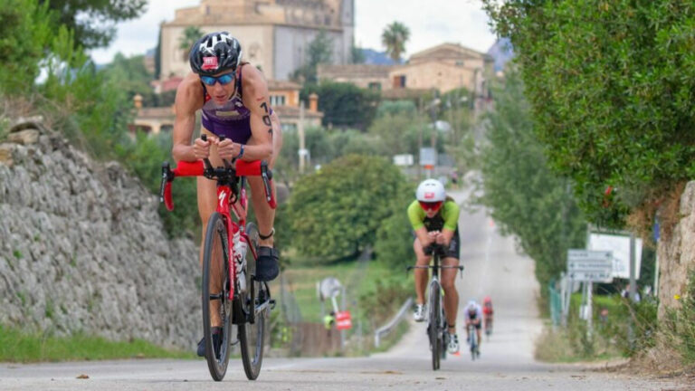 The Swiss duo of Nicola Spirig and Imogen Simmonds chasing Lucy Hall at Challenge_Paguera