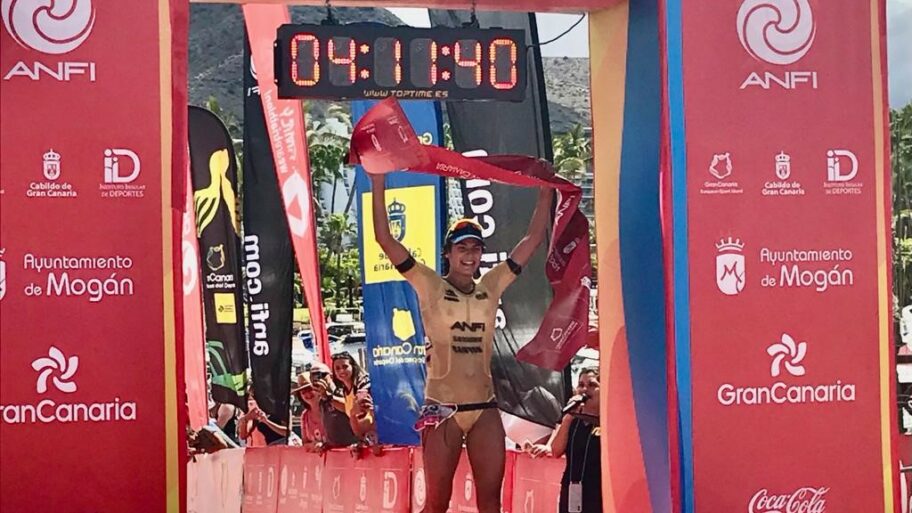 Sara Peréz Sala lifts the banner at Challenge Gran Canaria