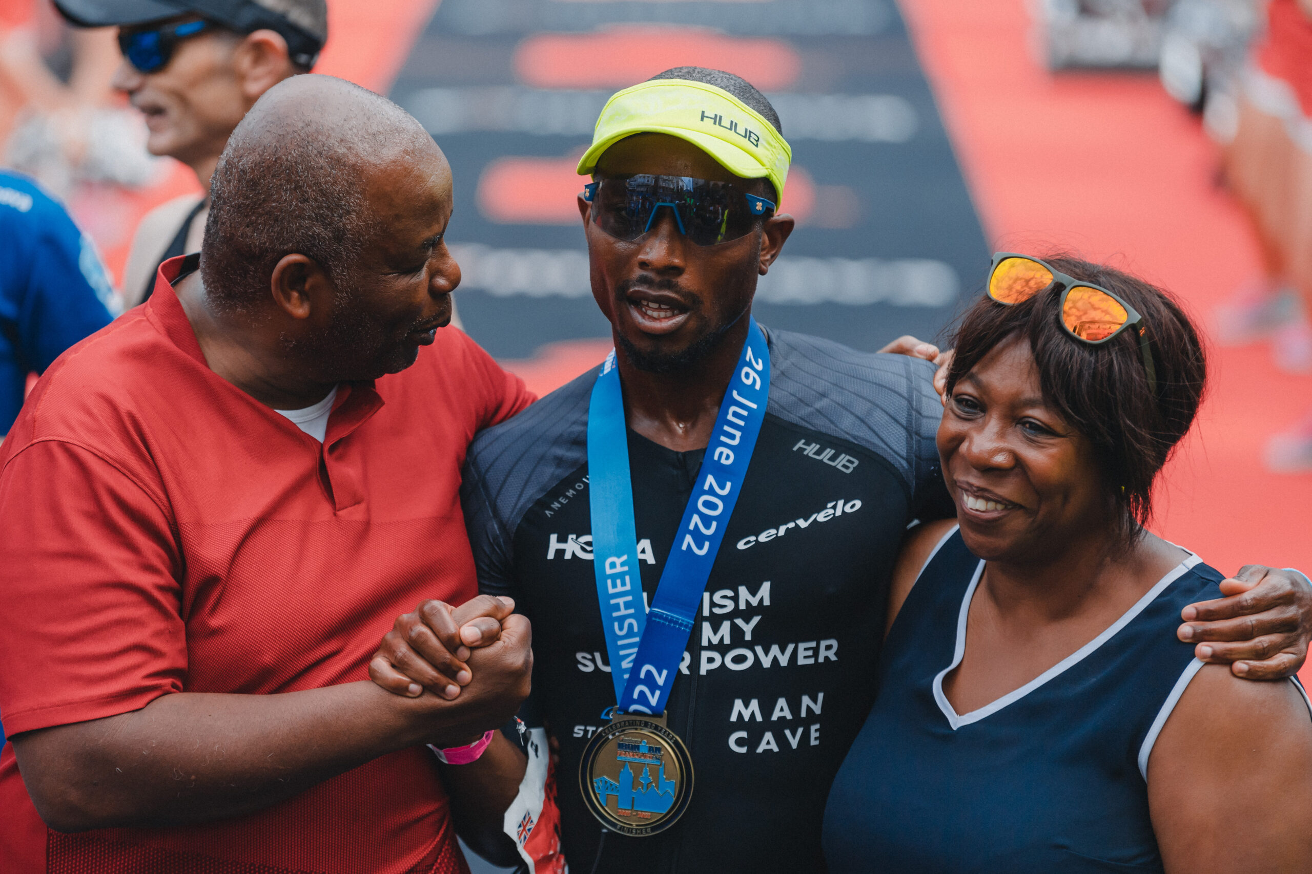 Sam Holness with his parents after completing IRONMAN Frankfurt 2022 (Marcel Hilger).