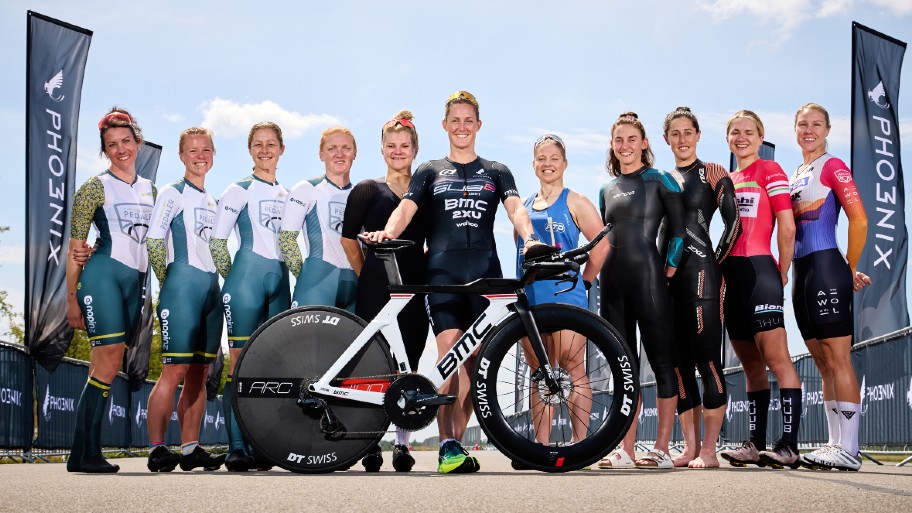 Kat Matthews con su equipo antes de Sub7Sub8 en Dekra Lausitzring en Alemania el domingo 5 de junio (Mana Studios).