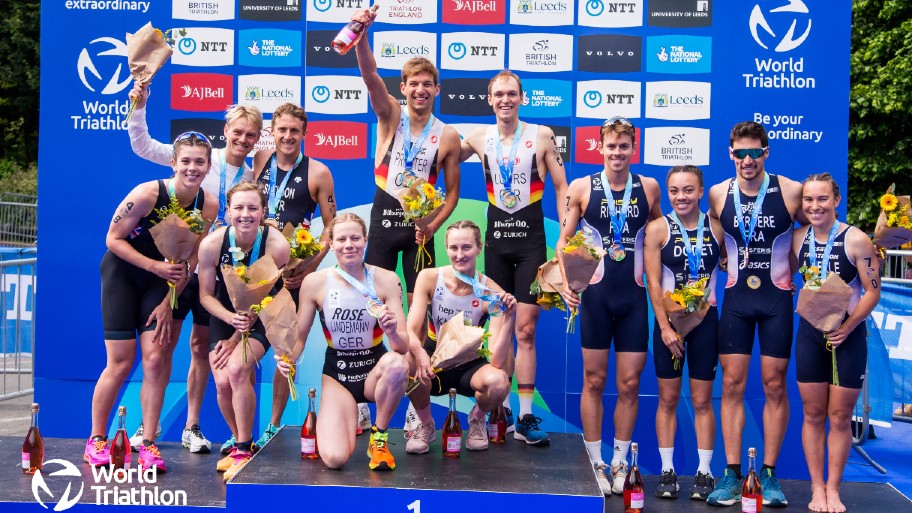 Alle glimlachen op het podium van WTCS Leeds 2022 nadat Duitsland Groot-Brittannië en Frankrijk versloeg om de glorie van de Mixed Relay (World Triathlon) te claimen.