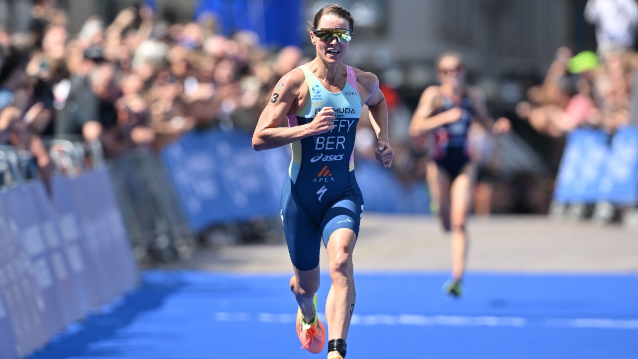 Flora Duffy run finish at WTCS Hamburg 2022 Photo credit World Triathlon]