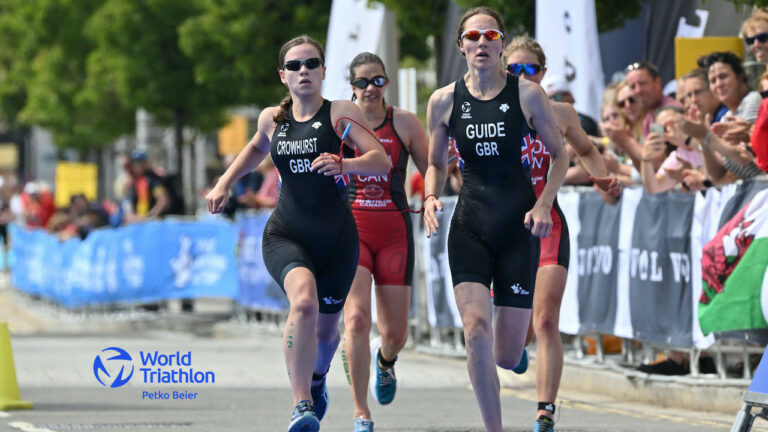 Katie Crowhurst and Grace France in a sprint finish at World Triathlon Para Series Swansea - Petko Beier / World Triathlon