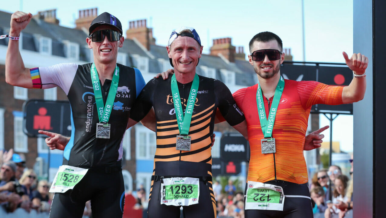 IRONMAN 70.3 Weymouth 2022 Ganadores masculinos (Donald Brooks, Lewis Donovan, Will Grace)- Crédito de la foto: Huw Fairclough