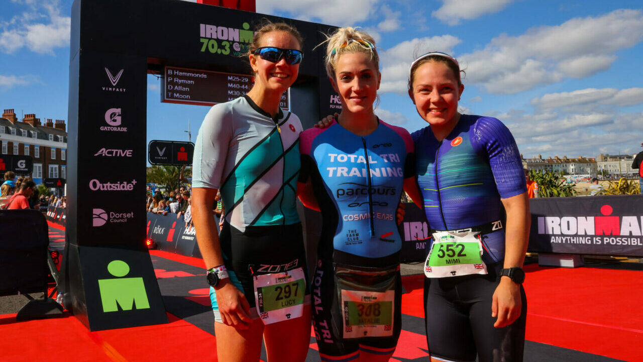 IRONMAN 70.3 Weymouth 2022 Ganadoras femeninas (Natalie Lawrence, Mimi Carlton, Lucy Mann) - Crédito de la foto: Huw Fairclough