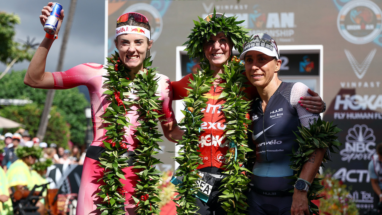 KAILUA KONA, HAWAII - 6 DE OCTUBRE: Lucy Charles-Barclay de Gran Bretaña (2ª), Chelsea Sodaro (1ª) y Anne Haug de Alemania (3ª) celebran después de terminar el Campeonato Mundial de Ironman el 6 de octubre de 2022 en Kailua Kona, Hawaii.  (Foto de Tom Pennington/Getty Images para IRONMAN)