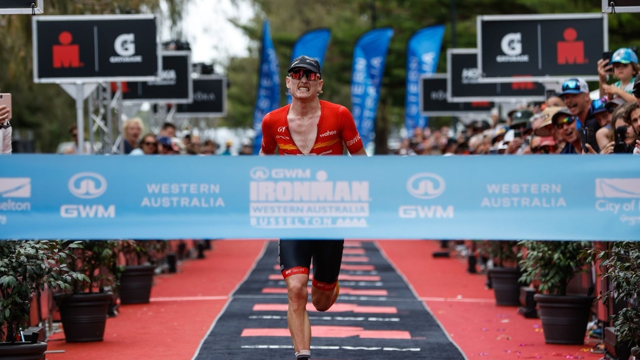 Max Neumann corriendo hacia la línea en GWM IRONMAN Western Australia - Photo Korupt Vision