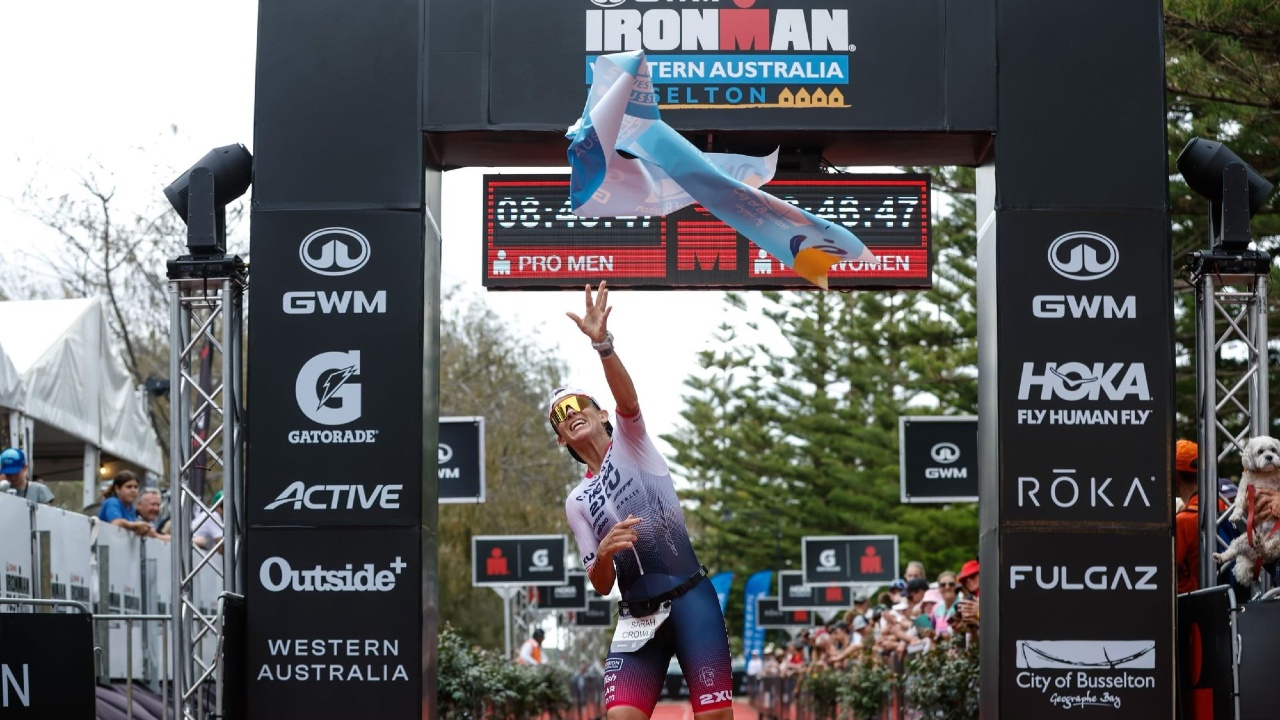 Sarah Crowley ganando el GWM IRONMAN de Australia Occidental - Foto Korupt Vision