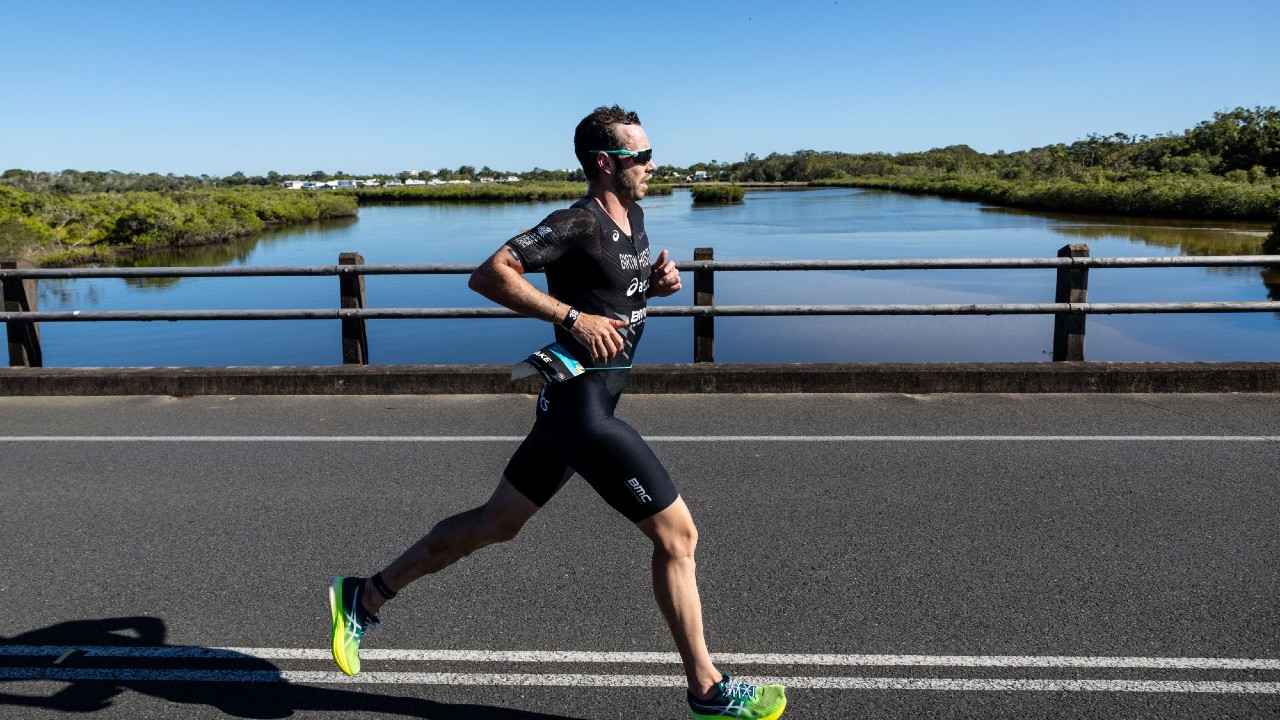 Jake Birtwhistle en curso en el Garmin Noosa Triathlon - Photo Korupt Vision