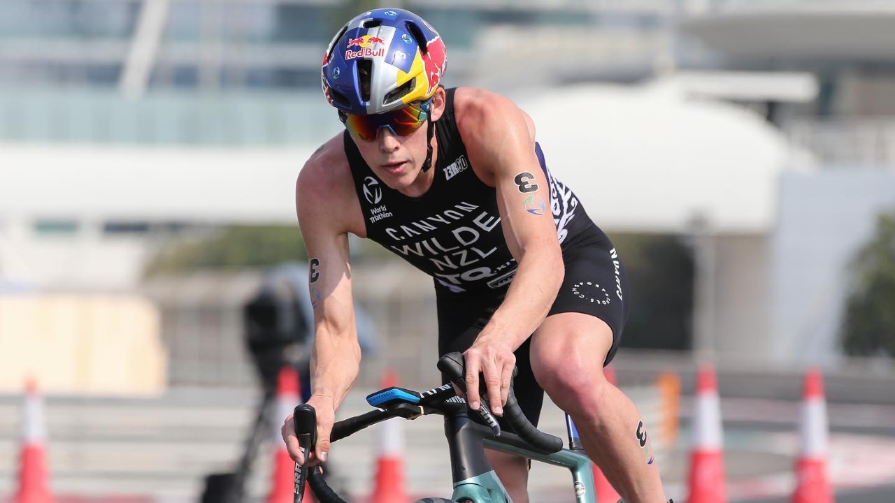 Hayden Wilde bike leg Abu Dhabi WTCS 2023 photo credit Wagner Araujo World Triathlon