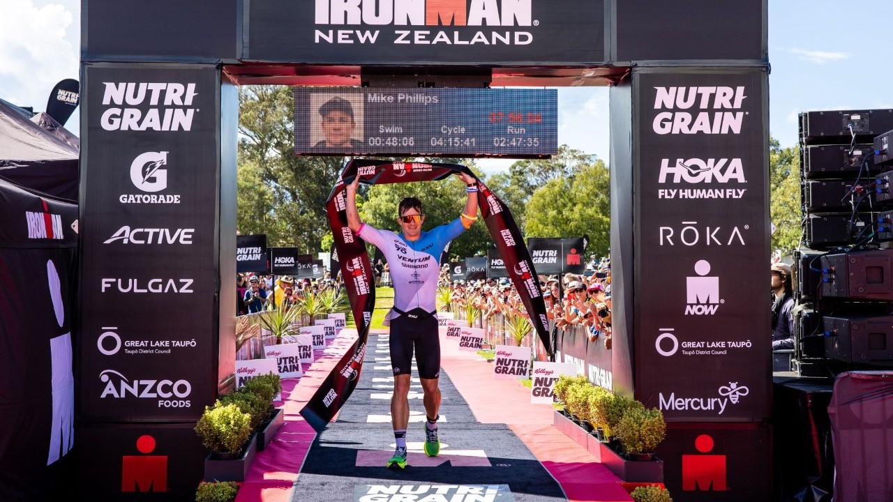 Mike Phillips campeón de IRONMAN Nueva Zelanda 2023 crédito de la foto Graeme Murray