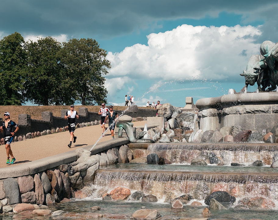 Runners pass the fountain at IRONMAN Copenhagen