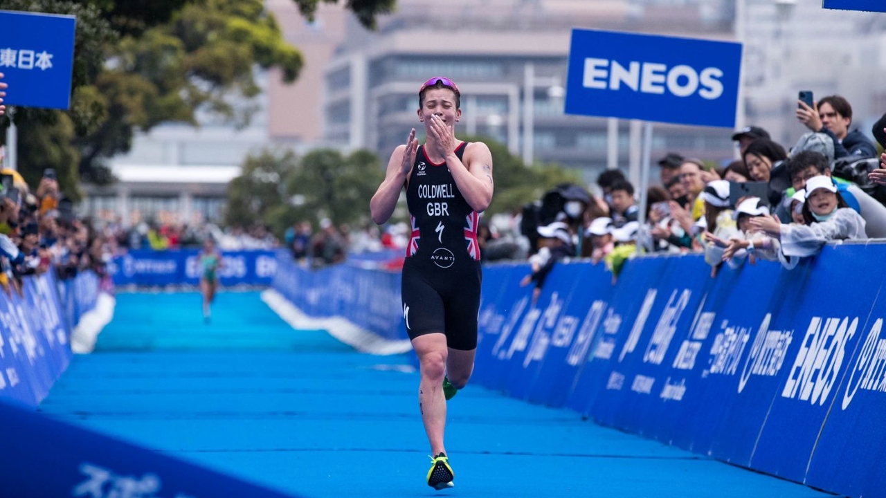 Sophie Coldwell wins WTCS Yokohama 2023 finish straight photo credit: World Triathlon / Tommy Zaferes