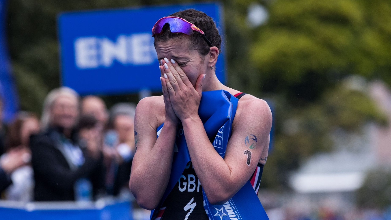 An emotional Sophie Coldwell wins WTCS Yokohama 2023 photo credit: World Triathlon / Tommy Zaferes