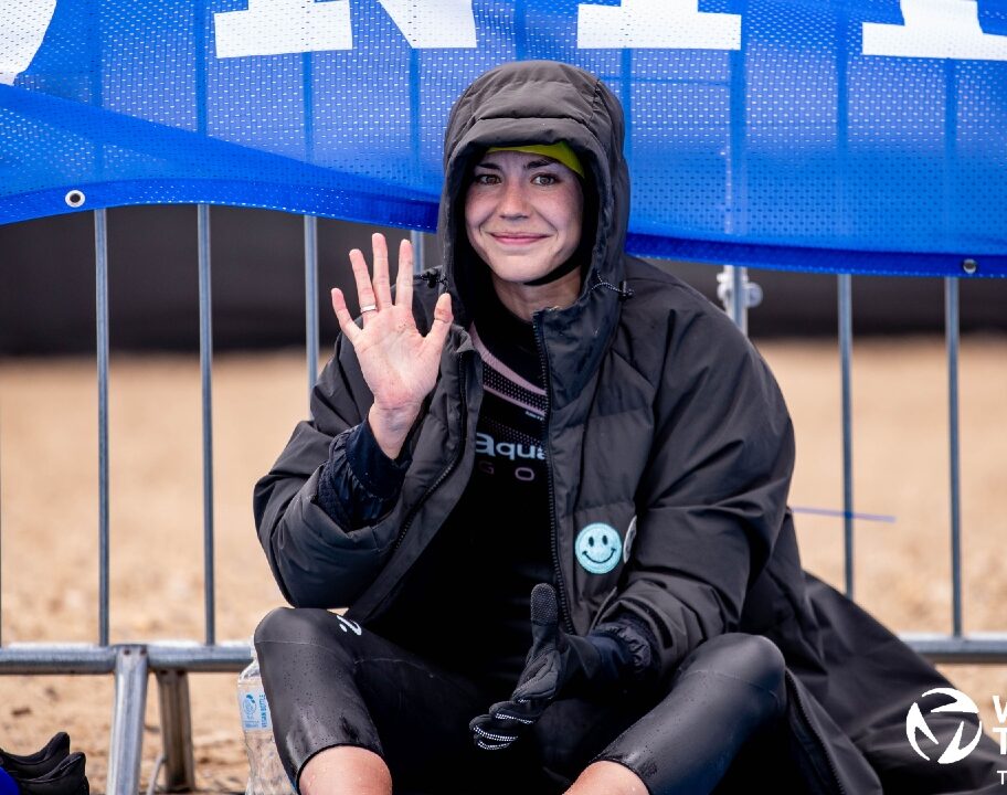 Cassandre Beaugrand waves WTCS Sunderland 2023 photo credit: World Triathlon / Tommy Zaferes