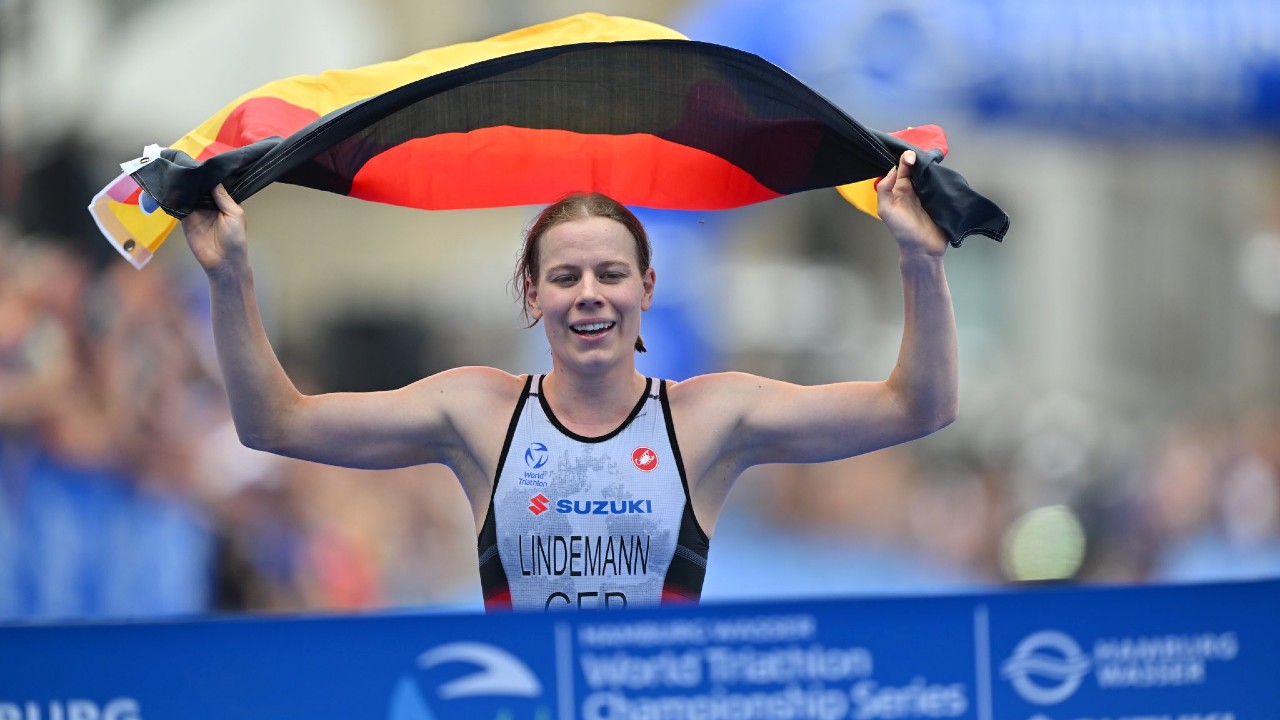 Laura Lindemann anchors Germany to Mixed Relay gold WTCS Hamburg 2023 photo credit: World Triathlon