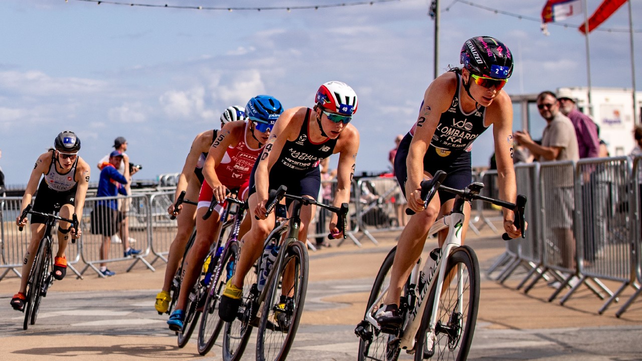 Olivia Mathias Emma Lombardi bike WTCS Sunderland 2023 [Photo credit: Tommy Zaferes / World Triathlon]