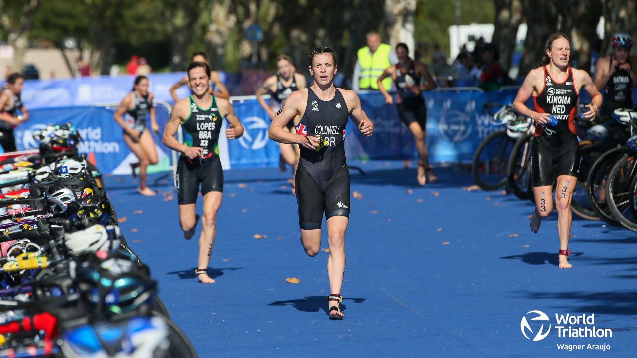 Sophie Coldwell swim exit World Triathlon Championship Finals 2023