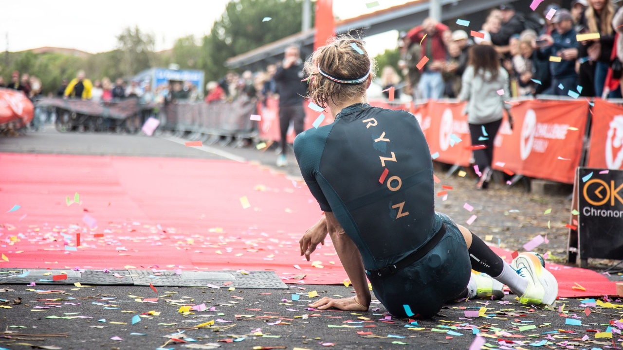 Mika Noodt on ground after sprint finish Challenge Vieux Boucau 2023