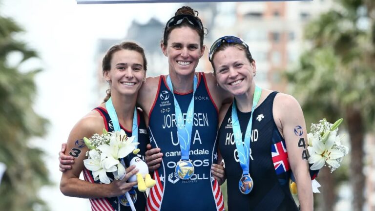 Gina Sereno Gwen Jorgensen Vicky Holland World Triathlon Cup Vina del Mer podium 2023Gina Sereno Gwen Jorgensen Vicky Holland World Triathlon Cup Vina del Mer podium 2023