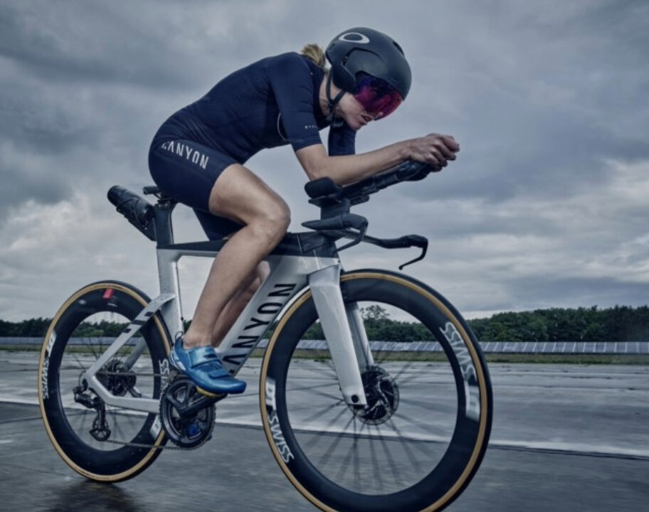 Pro triathlete Imogen Simmonds riding a Canyon Speedmax