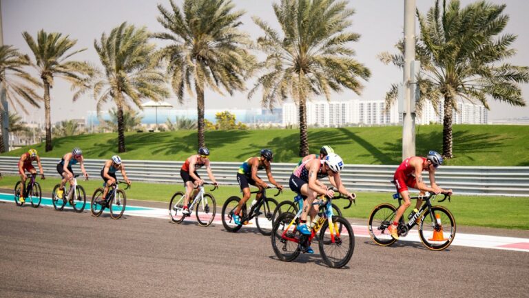 Abu Dhabi 2023 men bike leg track palm trees photo credit Tommy Zaferes World Triathlon