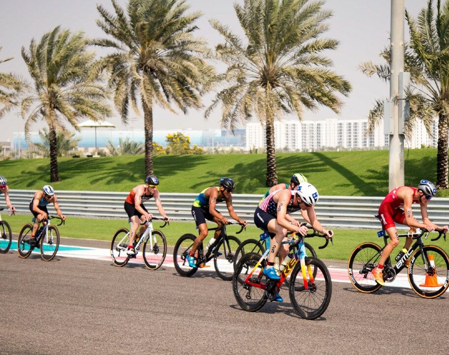 Abu Dhabi 2023 men bike leg track palm trees photo credit Tommy Zaferes World Triathlon