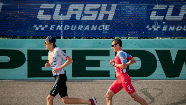 Magnus Ditlev overtakes Alistair Brownlee at the Miami T100.