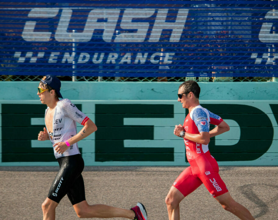 Magnus Ditlev overtakes Alistair Brownlee at the Miami T100.