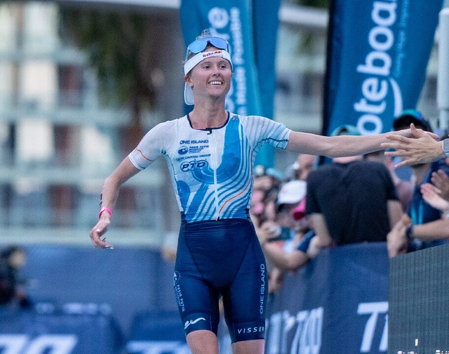 Els Visser t100 Singapore 2024 run finish photo credit PTO