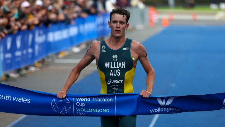 Luke Willian (AUS) wins the Wollongong World Triathlon Cup