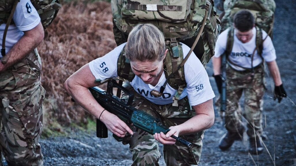 Rosie Wild en entrenamiento del ejército británico. 