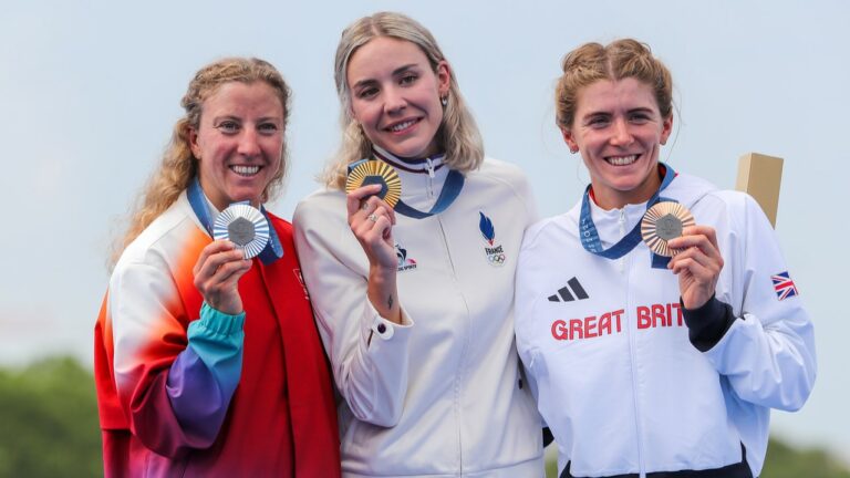 Paris 2024 Women's Triathlon podium - Cassandre Beaugrand, Julie Derron, Beth Potter