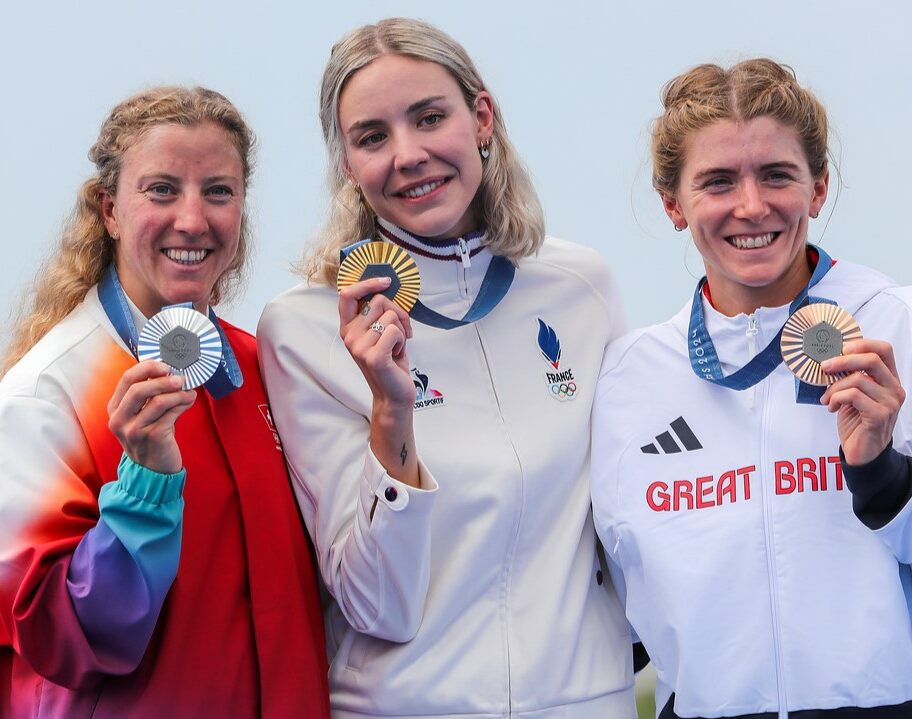 Paris 2024 Women's Triathlon podium - Cassandre Beaugrand, Julie Derron, Beth Potter