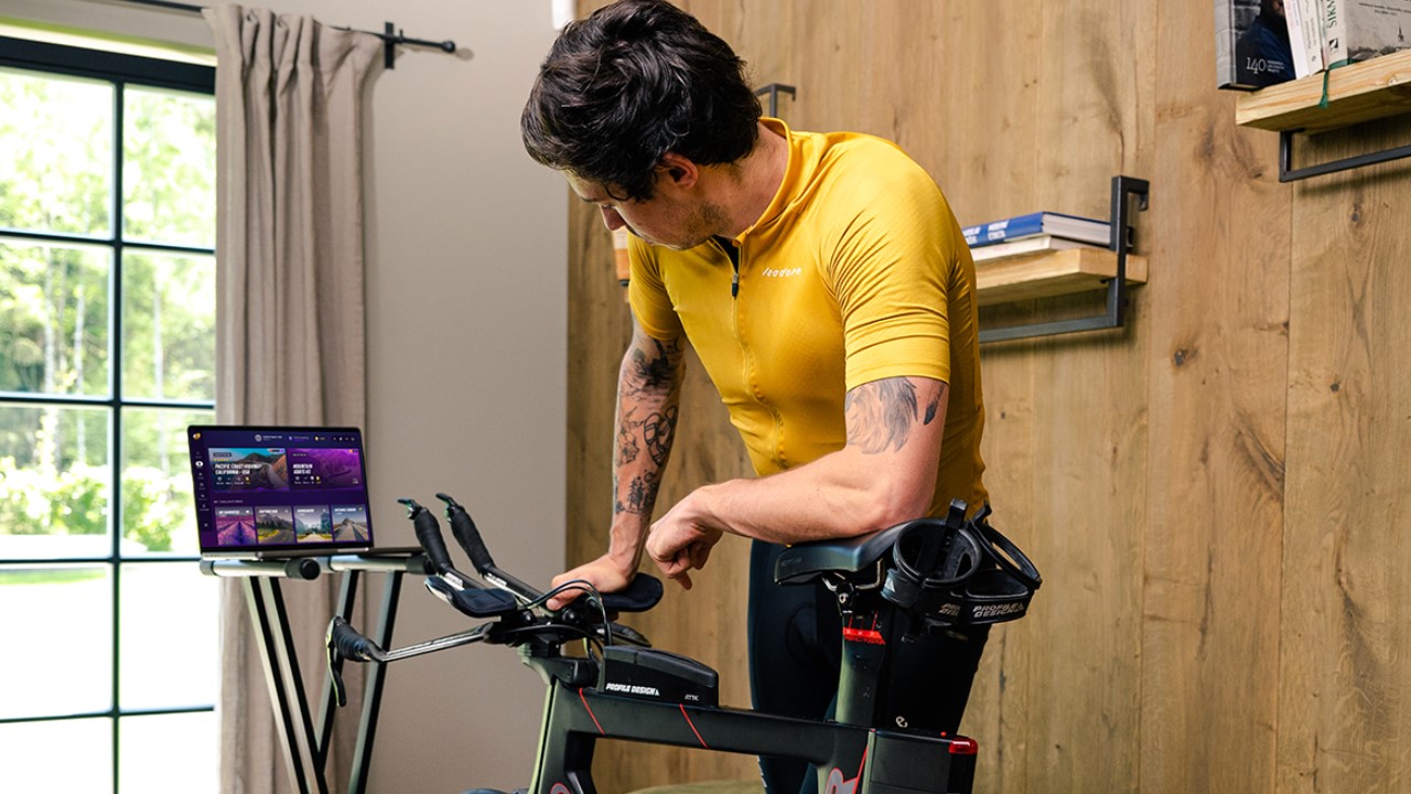 Smart bike vs Turbo trainer for indoor cycling ROUVY TRI247