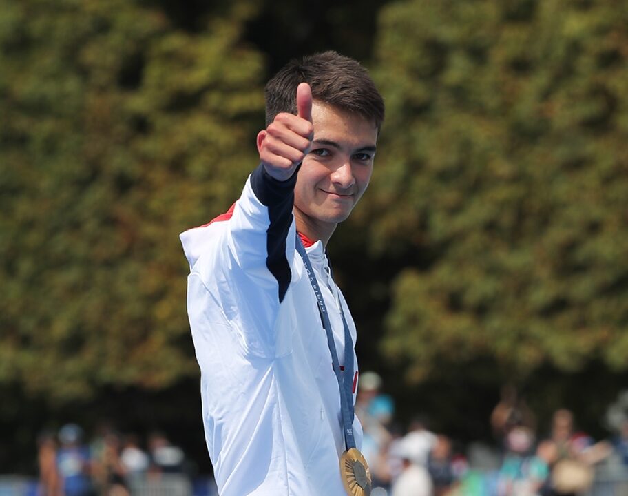 Alex Yee thumbs up Paris Olympics 2024 photo credit world triathlon