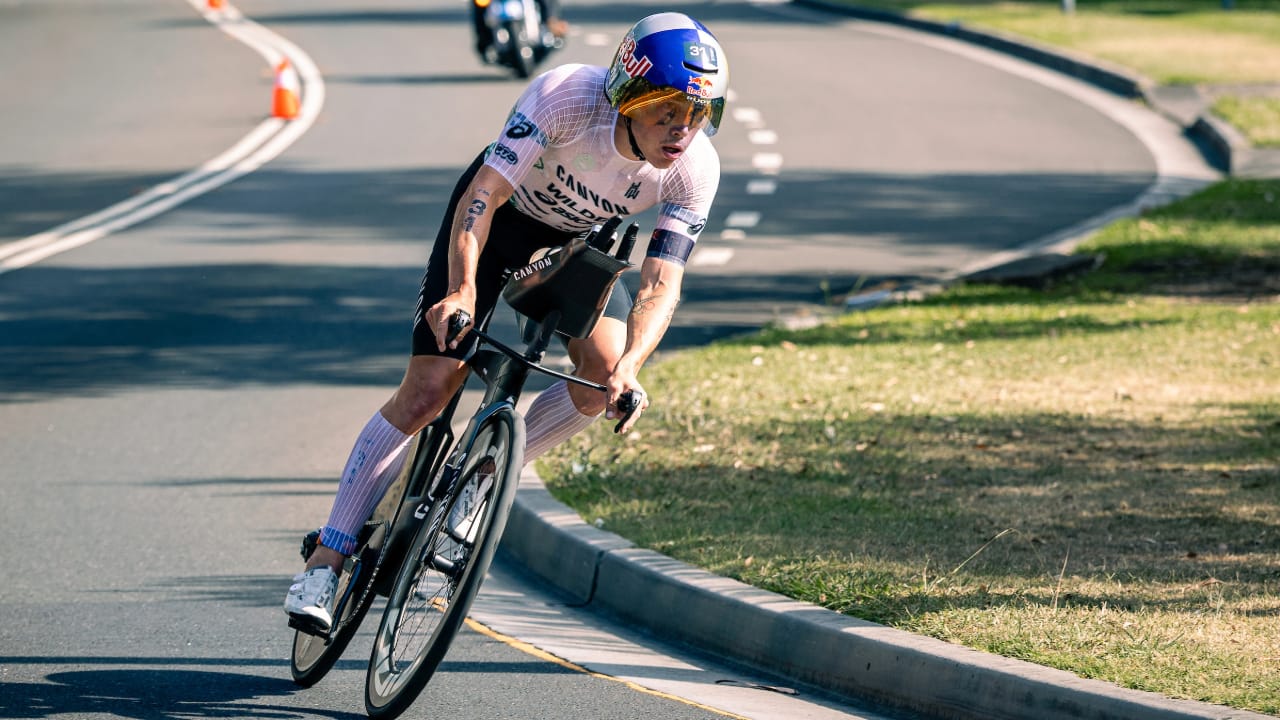 Kiwi Hayden Wilde riding his bike in a T100 World Tour event.