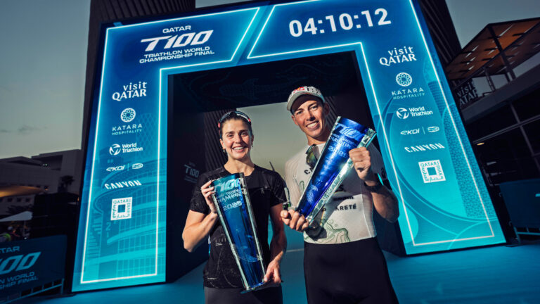 Kate Waugh and Hayden Wilde show off their trophies after winning the T100 World Triathlon Tour finals.