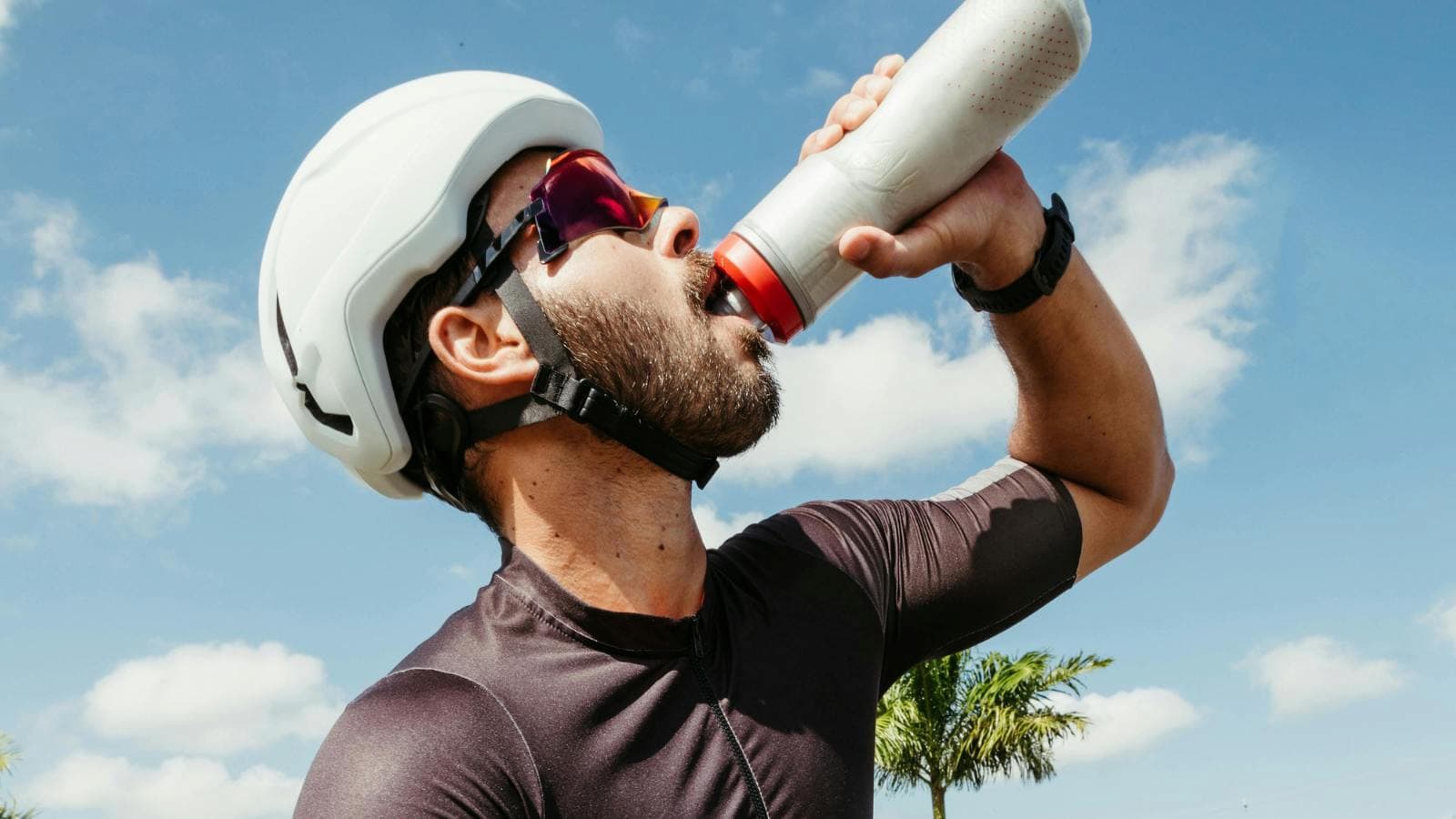 triathlete managing hydration and carbohydrate intake during race to prevent stomach discomfort