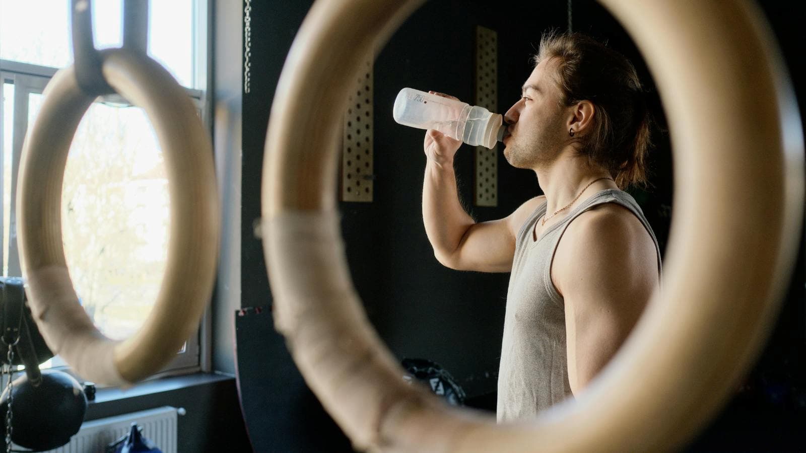 triathlete following nutrition plan with gels and hydration to avoid stomach issues during ironman race