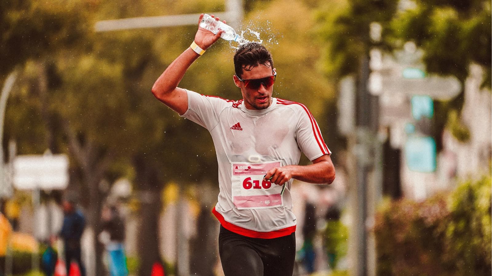 runner training in hot conditions to improve endurance and race performance in cooler weather