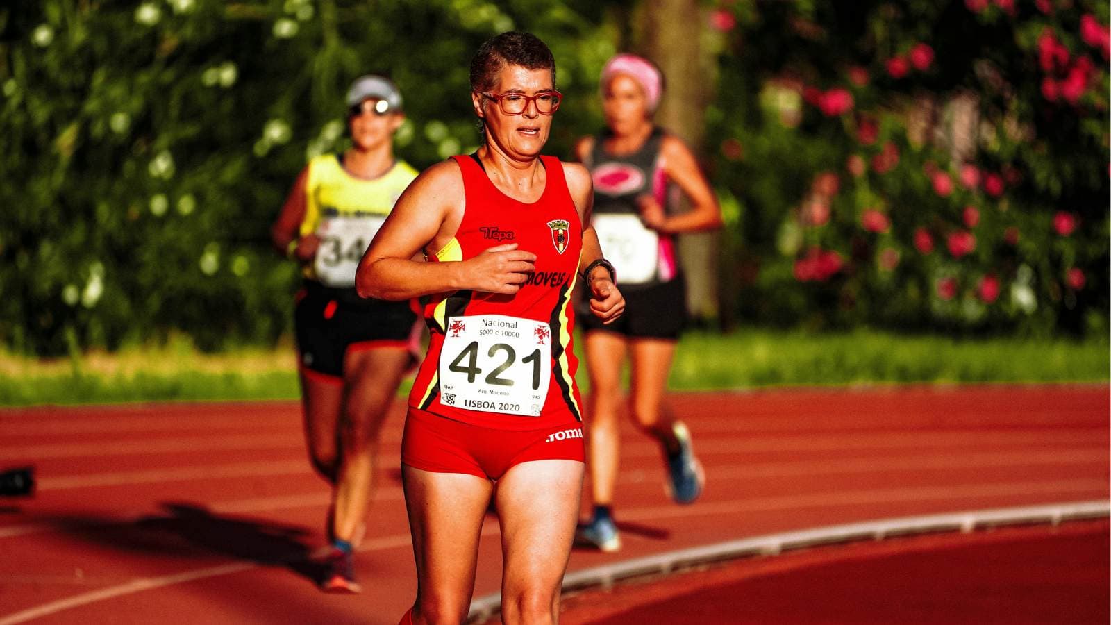 triathlete completing structured running workout as part of weekly swim bike run training plan